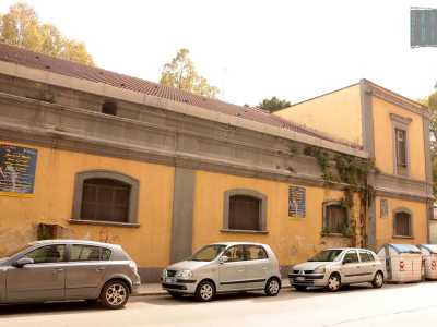 Poco pi� avanti, sulla sinistra, incrociamo il secondo �monumento� industriale della zona: l�ex Gasometro. Costruito nella seconda met� dell�800, ha provveduto all�illuminazione di tutta Bari. La sera del 17 ottobre 1868 infatti tutte le strade iniziarono ad essere rischiarate con fanali a gas